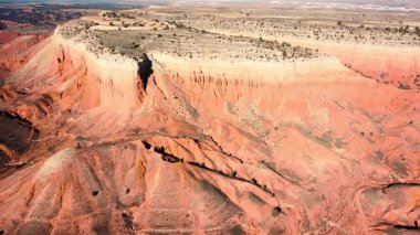 Kırmızı çöl kanyonu erozyon oluşumlarının insansız hava görüntüsü, Teruel, İspanya