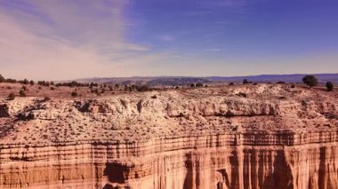 Rambla Barrachina 'daki erozyon oluşumlarının havadan görünüşü, Teruel, İspanya' daki Kızıl Kanyon