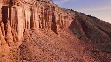 Rambla Barrachina 'daki erozyon oluşumlarının havadan görünüşü, Teruel, İspanya' daki Kızıl Kanyon