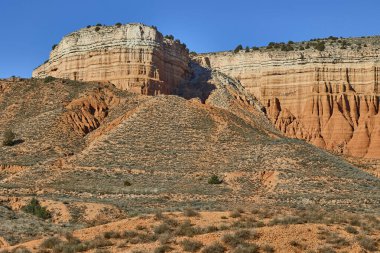 İspanya 'nın Teruel bölgesindeki kırmızı kumtaşı kayalıkları.