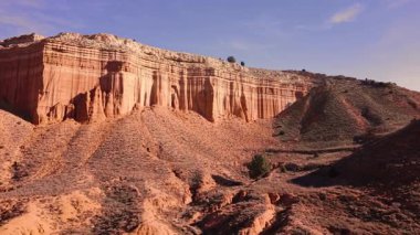 Kırmızı çöl kanyonu erozyon oluşumlarının insansız hava görüntüsü, Teruel, İspanya