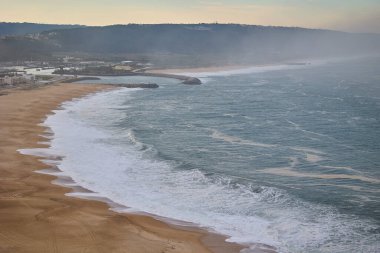 Praia de Nazare plajı, Portekiz 'deki ünlü sörf merkezi..