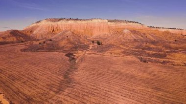 Rambla Barrachina 'daki erozyon oluşumlarının havadan görünüşü, Teruel, İspanya' daki Kızıl Kanyon
