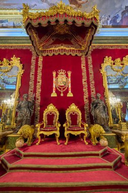 Madrid Kraliyet Sarayı 'nın taht odası. Madrid, İspanya - 19 Aralık 2025.