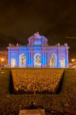 Puerta de Toledo Madrid 'de gece aydınlandı. Madrid, İspanya - 19 Aralık 2025.
