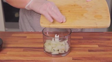 Yemek hazırlama sırasında yiyecek işlemcisinde soğan harmanlanması