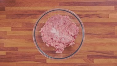 Cam kasede çiğ tavuk etine baharat ekliyorum.