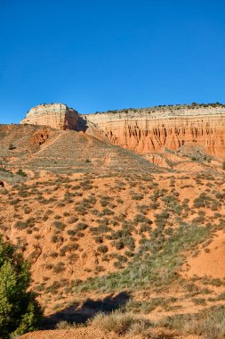 İspanya 'nın Teruel bölgesindeki kırmızı kumtaşı kayalıkları.