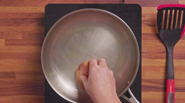 Elektrikli fırında tavada çiğ tavuk köftesi.