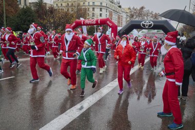 Noel koşusunda Noel Baba gibi giyinmiş büyük bir grup koşucu. Madrid, İspanya - 21 Aralık 2025.
