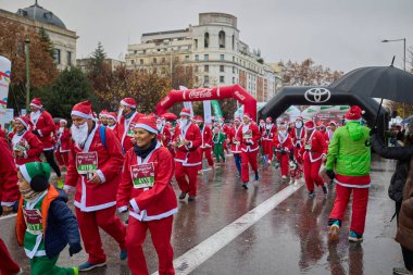 Noel koşusunda Noel Baba gibi giyinmiş büyük bir grup koşucu. Madrid, İspanya - 21 Aralık 2025.