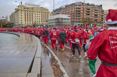 Noel koşusunda Noel Baba gibi giyinmiş büyük bir grup koşucu. Madrid, İspanya - 21 Aralık 2025.