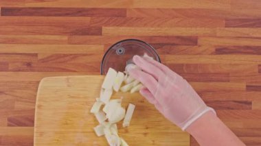 Yiyecek işlemcisine karıştırılmış soğan yakın çekim. Mutfak aletleri pişirme işlemi sırasında etkin.