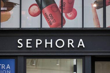 Paris alışveriş bölgesinde Sephora mağazası tabelası ve girişi. Paris, Fransa - 13 Ekim 2025