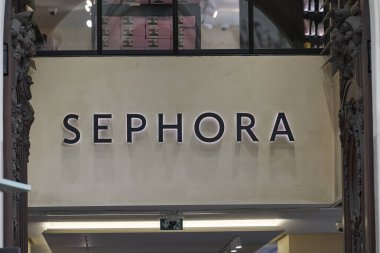 Sephora kozmetik mağazası tabelası Paris girişinin üstünde. Fransız başkentinin lüks alışveriş bölgesinde güzellik mağazası önü. Paris, Fransa - 13 Ekim 2025.