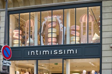 Paris şehir merkezinde büyük vitrinleri ve mankenleri olan bir moda mağazası. Paris, Fransa - 13 Ekim 2025.