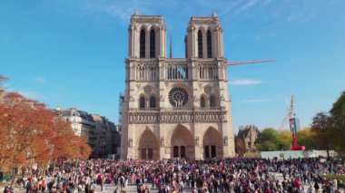 Parlak bir günde Paris 'teki Notre Dame Katedrali' nin ön görüntüsü Gotik mimariyi detaylı bir şekilde gösteriyor. Paris, Fransa - 11 Ekim 2025.