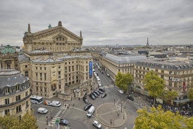 Paris, Fransa 'daki Palais Garnier opera binasının hava manzarası. İkonik tarihi mimari ve Paris 'in merkezinde işlek şehir kavşağı. Paris, Fransa - 13 Ekim 2025.