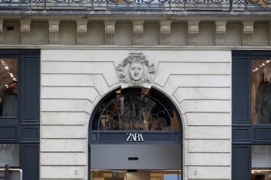 Paris 'teki tarihi Haussmann binasının ön cephesinde Zara moda butiği girişi. Perakende satış, alışveriş ve Avrupa lüks şehir yaşam tarzı konsepti. Paris, Fransa - 13 Ekim 2025.