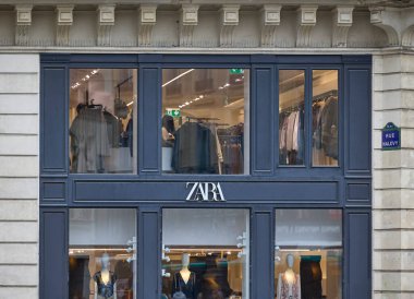 Zara moda mağazası. Tarihi Paris binasının içinde mankenler ve giysi sergisi var. Şehir perakendecisi, alışveriş bölgesi ve Avrupa yaşam tarzı konsepti. Paris, Fransa - 13 Ekim 2025.