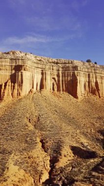 Kırmızı çöl kanyonu erozyon oluşumlarının insansız hava görüntüsü, Teruel, İspanya