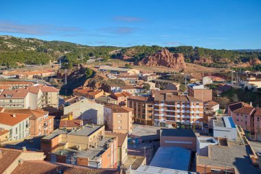 Etrafı tepelerle çevrili Teruel 'in panoramik şehir manzarası. Teruel, İspanya - 11 Ocak 2026.