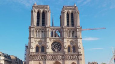 Parlak bir günde Paris 'teki Notre Dame Katedrali' nin ön görüntüsü Gotik mimariyi detaylı bir şekilde gösteriyor. Paris, Fransa - 11 Ekim 2025.