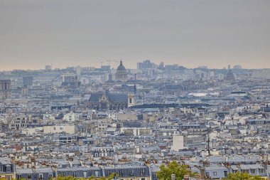 Paris 'in tarihi binaları ve kubbeleri ile panoramik gökyüzü manzarası.