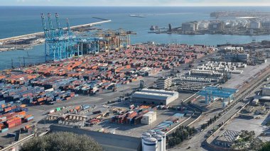 Depolar ve vinçlerle Barcelona endüstriyel limanının yakın görüntüsü. Barselona, İspanya - 3 Şubat 2026.