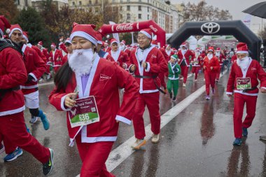 Noel koşusunda Noel Baba gibi giyinmiş büyük bir grup koşucu. Madrid, İspanya - 21 Aralık 2025.