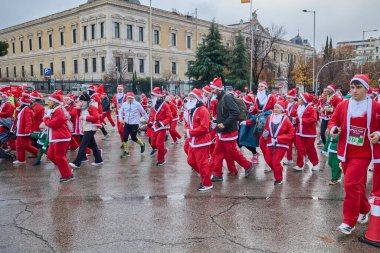 Noel koşusunda Noel Baba gibi giyinmiş büyük bir grup koşucu. Madrid, İspanya - 21 Aralık 2025.