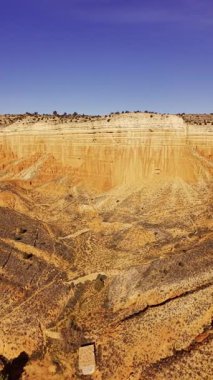 Kırmızı çöl kanyonu erozyon oluşumlarının insansız hava görüntüsü, Teruel, İspanya