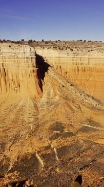 Kırmızı çöl kanyonu erozyon oluşumlarının insansız hava görüntüsü, Teruel, İspanya