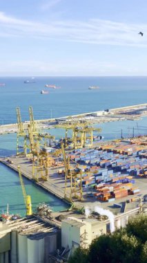 Kargo vinçleri ve konteynırlarla Barcelona 'nın sanayi limanı. Barselona, İspanya - 3 Şubat 2026.