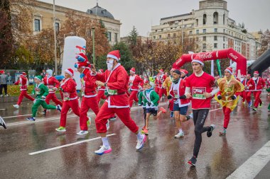 Noel koşusunda Noel Baba gibi giyinmiş büyük bir grup koşucu. Madrid, İspanya - 21 Aralık 2025.