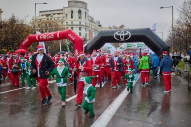 Noel koşusunda Noel Baba gibi giyinmiş büyük bir grup koşucu. Madrid, İspanya - 21 Aralık 2025.