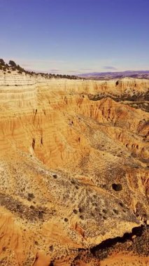 Rambla Barrachina 'daki erozyon oluşumlarının havadan görünüşü, Teruel, İspanya' daki Kızıl Kanyon