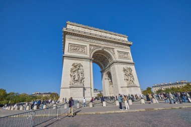 Paris 'te turistlerin açık mavi gökyüzü altında olduğu Zafer Takı anıtı. Paris, Fransa - 12 Ekim 2025.