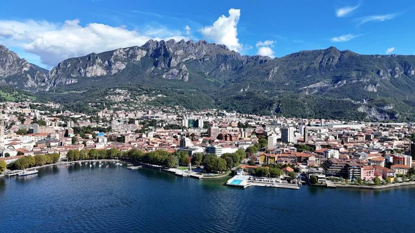 Lecco 'nun Como Gölü üzerindeki hava panoramik görüntüsü, Lombardy, İtalya' daki Sahne Kasabası
