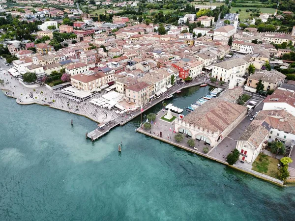 Garda Gölü üzerindeki Lazise Rıhtımı Hava Görüntüsü, Veneto, İtalya