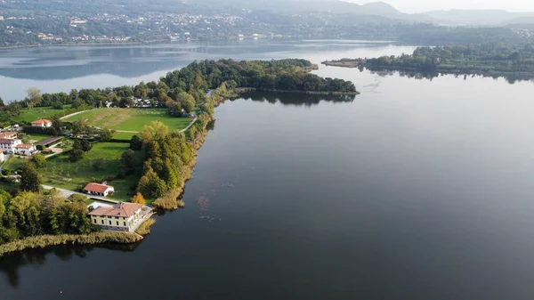 Isella Yarımadası, Lombardy, İtalya ile Annone Gölü Hava Görüntüsü