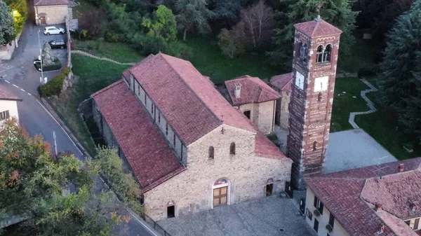 İtalya 'nın Brianza kentindeki Agliate Bazilikasının Hava Görüntüsü