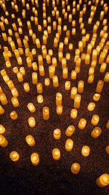 Karanlıkta Yanan Mum ve Işıklar