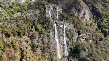 Val Chiavenna, Lombardy, İtalya 'daki Acquafraggia şelalelerinin hava manzarası