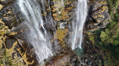 İtalya, Val Chiavenna 'daki Acquafraggia şelalelerinin hava manzarası
