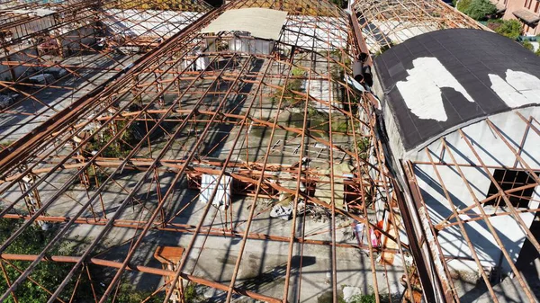 Brianza, İtalya 'da Terk Edilmiş Fabrika Çatı Yapısı Havadan Görünümü