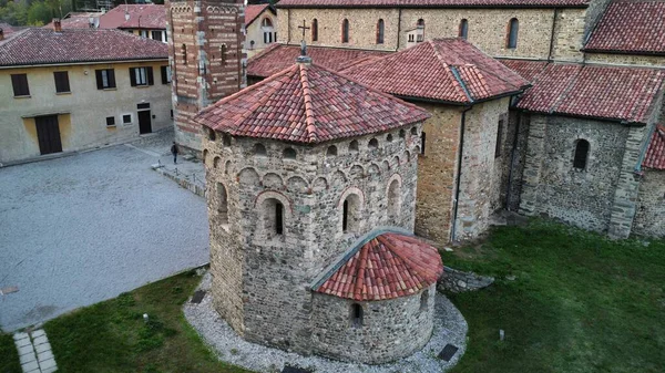 İtalya 'nın Brianza kentindeki Agliate Bazilikasının Hava Görüntüsü