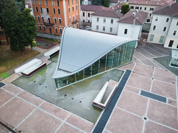 İtalya 'nın Seregno Meydanı' ndaki Belediye Konferans Salonu 'nun Hava Görüntüsü
