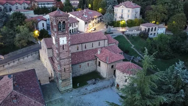 İtalya 'nın Brianza kentindeki Agliate Bazilikasının Hava Görüntüsü