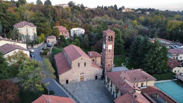 İtalya 'nın Brianza kentindeki Agliate Bazilikasının Hava Görüntüsü